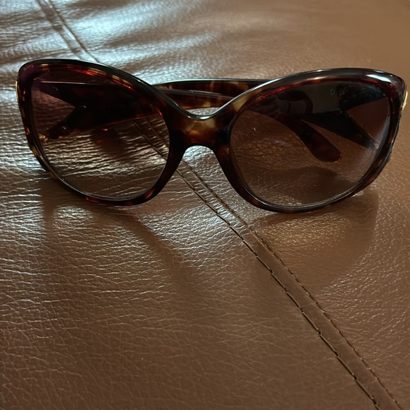 Betsey Johnson tortoiseshell heart sunglasses 🤎 - Picture 6 of 9